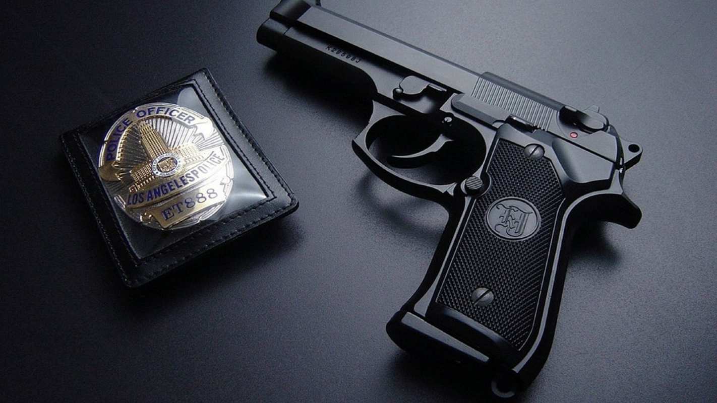 Открытка пистолет и значек  полиция  З днем ​​поліції 